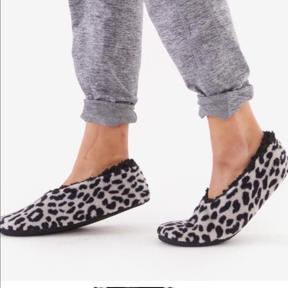 ISAAC MIZRAHI Sherpa Leopard Slippers
